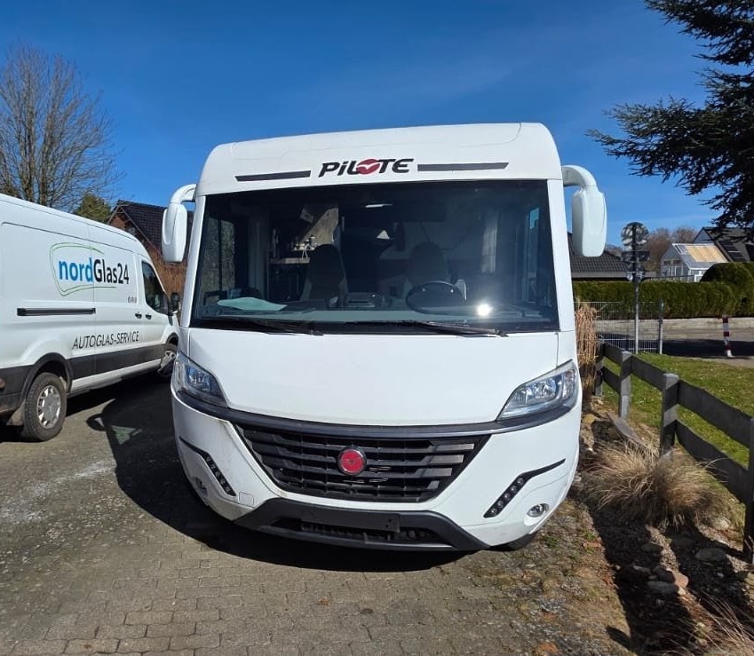 Camper neben Nordglas